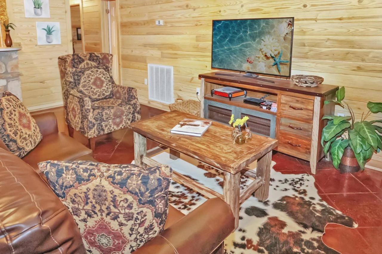 Wimberley Log Cabins Resort And Suites- The Oak Lodge 外观 照片